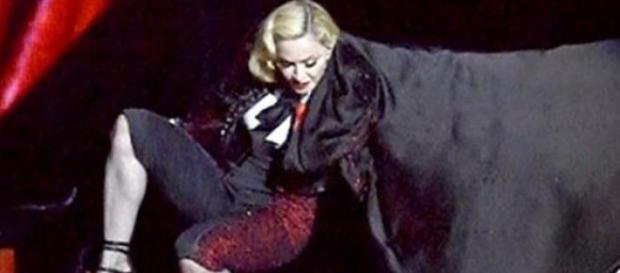 Madonna spadła ze sceny - źródło Youtube Madonna spadła ze sceny - źródło Youtube