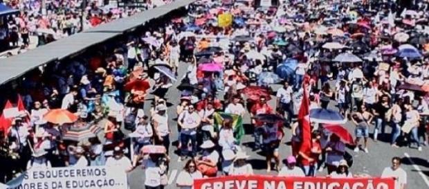 Manifestantes no centro (Foto Gazeta do Povo) Manifestantes no centro (Foto Gazeta do Povo)