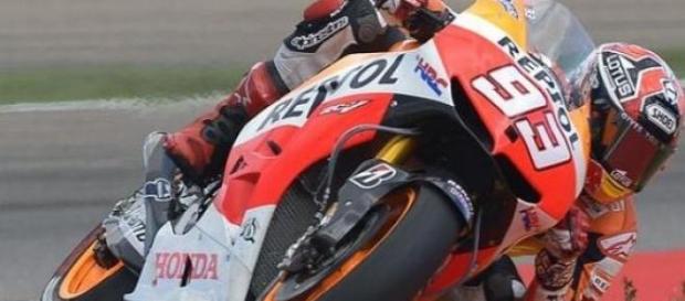 Marc Marquez tomando una curva Marc Marquez tomando una curva