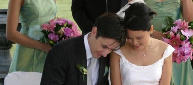 Noiva faz descoberta em casamento. Noiva faz descoberta em casamento.