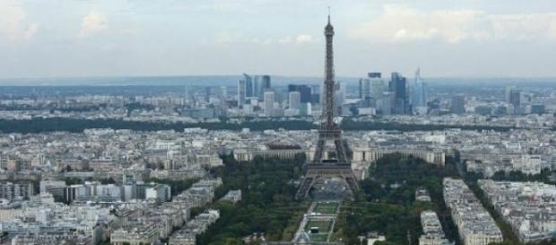 Paris sobrevoada por drones Paris sobrevoada por drones