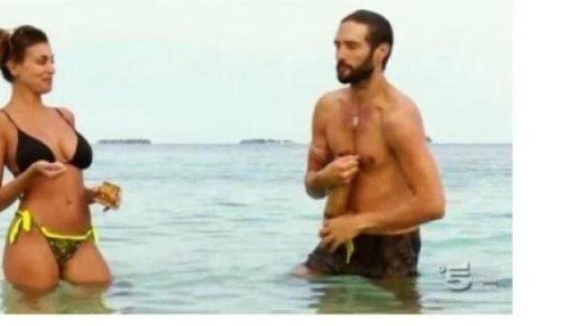 Isola dei famosi: Alex e Cristina dormono insieme.