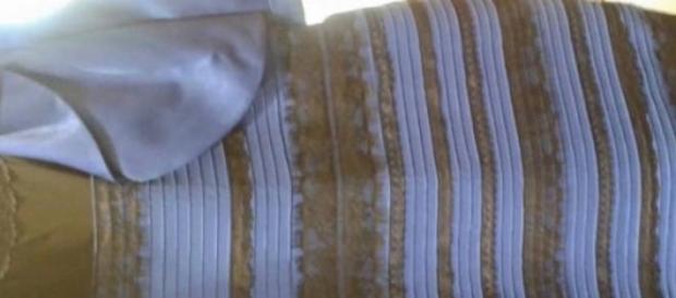 De que cor é este vestido? De que cor é este vestido?