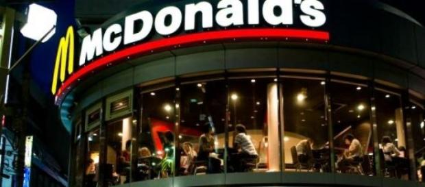 Deventure d'un McDonald's la nuit. Deventure d'un McDonald's la nuit.