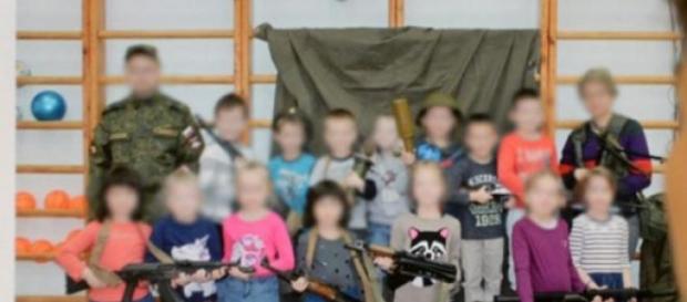 Les enfants posent avec des AK-47. Les enfants posent avec des AK-47.