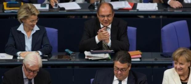 Maioria é a favor da extensão do resgate à Grécia. Maioria é a favor da extensão do resgate à Grécia.