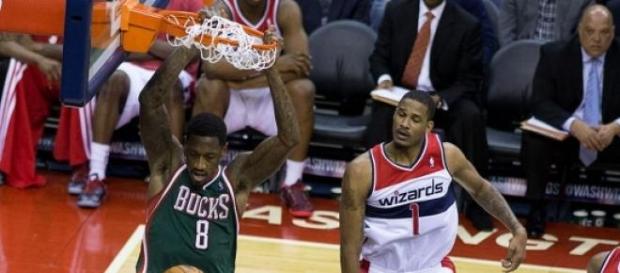 O número 8 dos Bucks afasta-se da NBA aos 26 anos O número 8 dos Bucks afasta-se da NBA aos 26 anos