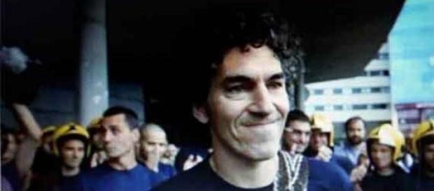 Roberto impidió que desahuciaran a una anciana . Roberto impidió que desahuciaran a una anciana .