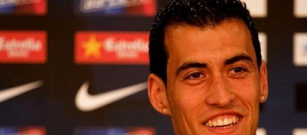 Sergio Busquets sonriente en rueda de prensa Sergio Busquets sonriente en rueda de prensa