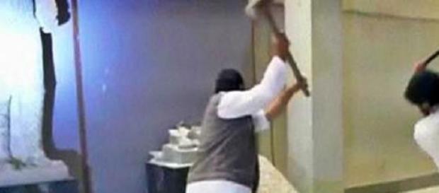 Terroristas destroem Museu em Mossul Terroristas destroem Museu em Mossul