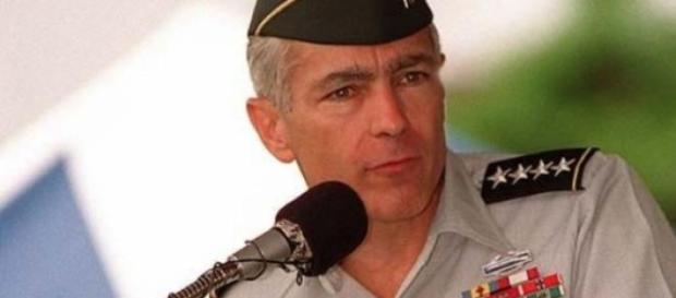Wesley Clark , ex-comandant NATO Wesley Clark , ex-comandant NATO