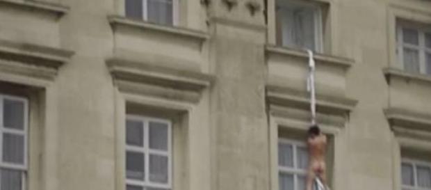 Desconhecido nu a fugir do palácio real Desconhecido nu a fugir do palácio real