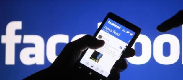 Facebook uses real testers to tweak news feed. Facebook uses real testers to tweak news feed.