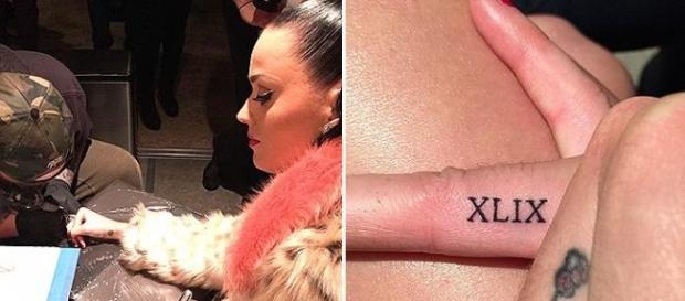 Katy Perry tatua o feito em seu dedo Katy Perry tatua o feito em seu dedo