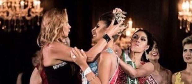 Una miss le arranca la corona a la ganadora Una miss le arranca la corona a la ganadora