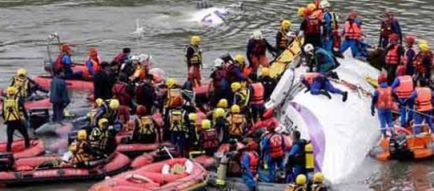 Accidente aéreo,el avión chocó con un puente Accidente aéreo,el avión chocó con un puente