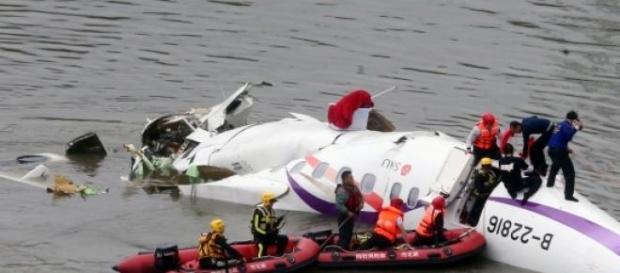 Avionul TransAsia Airways s-a prabusit Avionul TransAsia Airways s-a prabusit