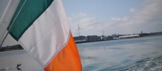 Die irische Flagge weht im Wind Die irische Flagge weht im Wind