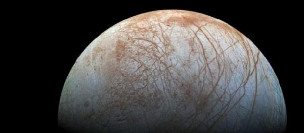 Europa, uno de los mayores satélites de Júpiter. Europa, uno de los mayores satélites de Júpiter.