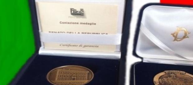 Le due medaglie premio di Camera e Senato Le due medaglie premio di Camera e Senato