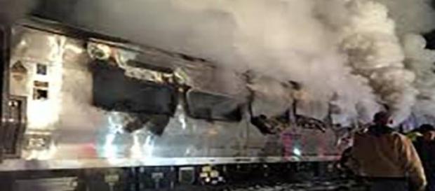 Le train, en flamme, après la collision. Le train, en flamme, après la collision.