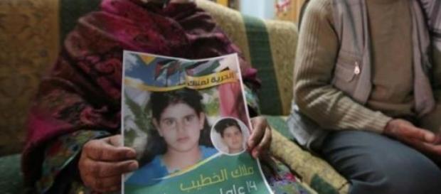 Malak n'a que 14 ans et est prisonnière. Malak n'a que 14 ans et est prisonnière.