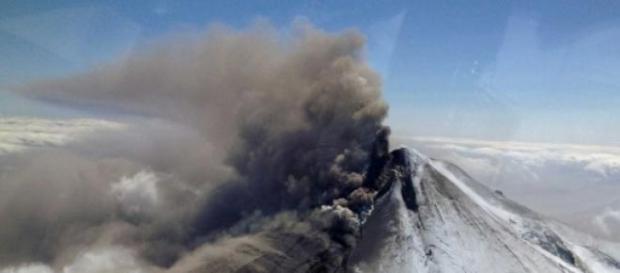 Vulcão Pavlof (Alasca) em erupção Vulcão Pavlof (Alasca) em erupção