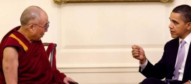 Barack Obama a salué le Dalaï-Lama. Barack Obama a salué le Dalaï-Lama.
