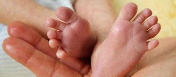 Bebê é encontrado com vida em túmulo Bebê é encontrado com vida em túmulo