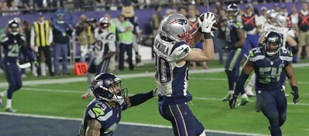 Jogador dos Patriots efectua touchdown decisivo. Jogador dos Patriots efectua touchdown decisivo.