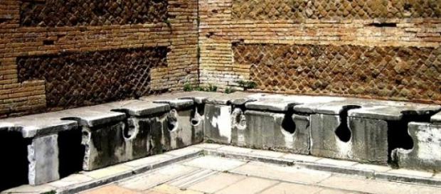 Letrina de la antigua ciudad de Ostia Letrina de la antigua ciudad de Ostia