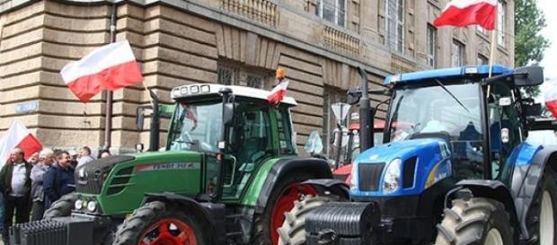 Traktoren legen den Verkehr in Pyrzyce lahm. Traktoren legen den Verkehr in Pyrzyce lahm.