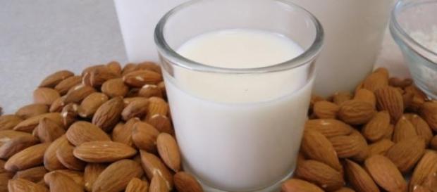 Leche de almendras aporta vitaminas y minerales Leche de almendras aporta vitaminas y minerales