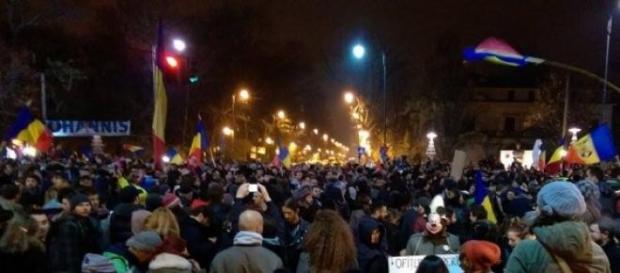 Protestatarii isi striga nemultumirile! Protestatarii isi striga nemultumirile!