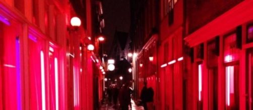 In foto, il Red Light district di Amsterdam