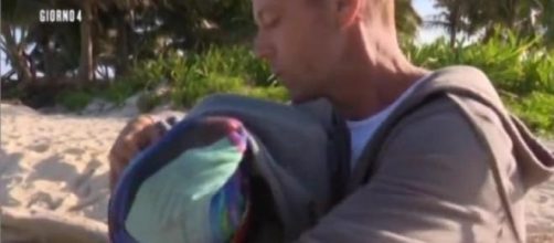 Isola: Rocco Siffredi consola Rachida in lacrime