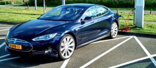 Tesla sedã: Automóvel elétrico de luxo