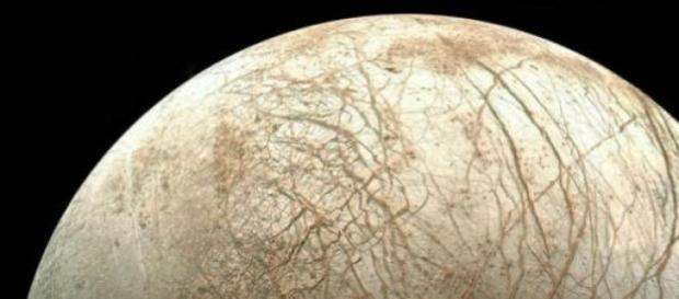 Es una de las lunas más grandes del sistema solar Es una de las lunas más grandes del sistema solar