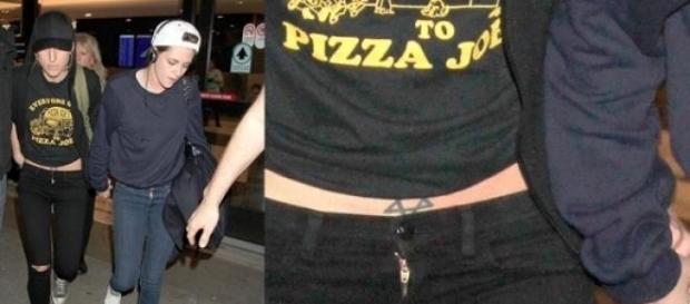 Kristen à saída do aeroporto com a sua namorada Kristen à saída do aeroporto com a sua namorada