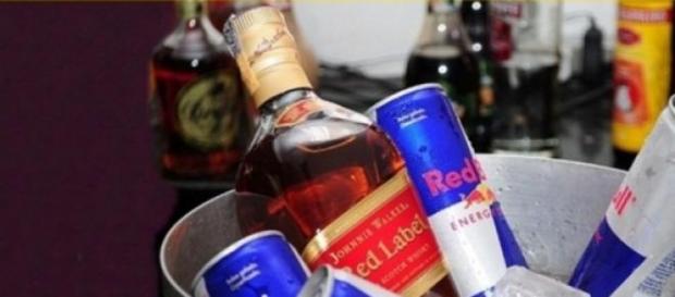 Mistura de álcool com energético deve ser evitada Mistura de álcool com energético deve ser evitada