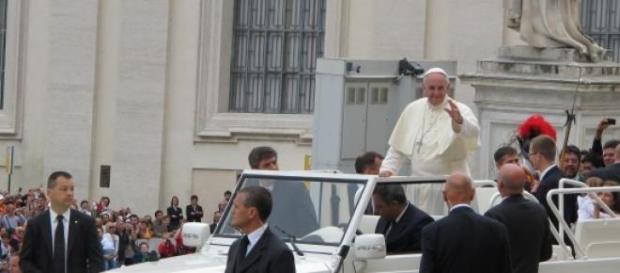 Pour le Pape, il est correct de frapper un enfant. Pour le Pape, il est correct de frapper un enfant.