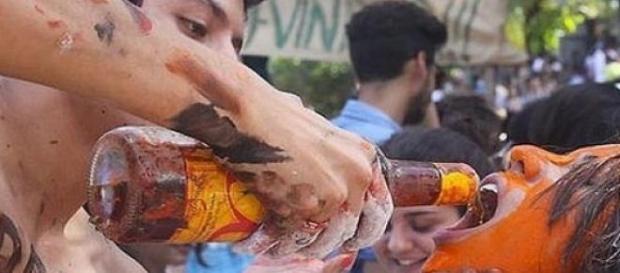 Trotes violentos devem ser coibidos e evitados. Trotes violentos devem ser coibidos e evitados.