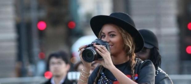 Beyoncé con su réflex en mano Beyoncé con su réflex en mano