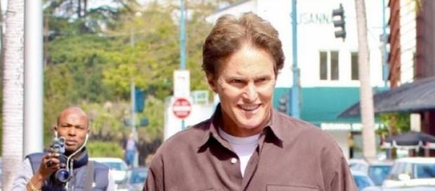 Bruce Jenner verursacht Horror-Crash. Bruce Jenner verursacht Horror-Crash.