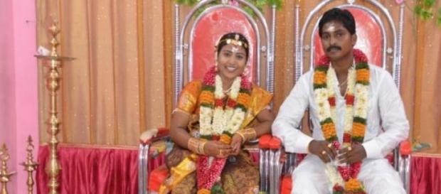Plusieurs couples se marient en secret en Inde. Plusieurs couples se marient en secret en Inde.