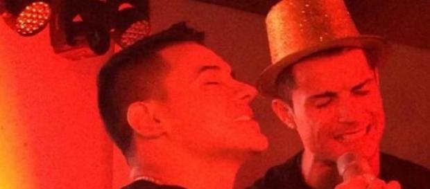 Ronaldo cantando en su fiesta de cumpleaños Ronaldo cantando en su fiesta de cumpleaños