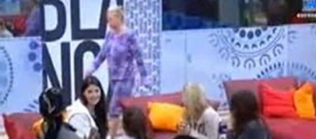 Belén Esteban finge una bajada de azúcar Belén Esteban finge una bajada de azúcar