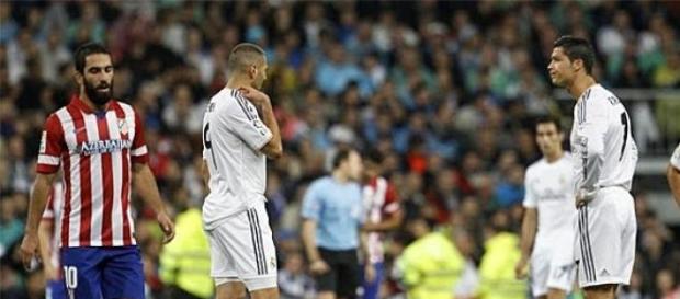 Benzema y Cristiano Ronaldo sacan de centro Benzema y Cristiano Ronaldo sacan de centro