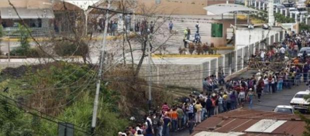 Interminables colas en Venezuela Interminables colas en Venezuela