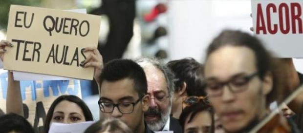 Manif em concerto diante do Ministério da Educação Manif em concerto diante do Ministério da Educação
